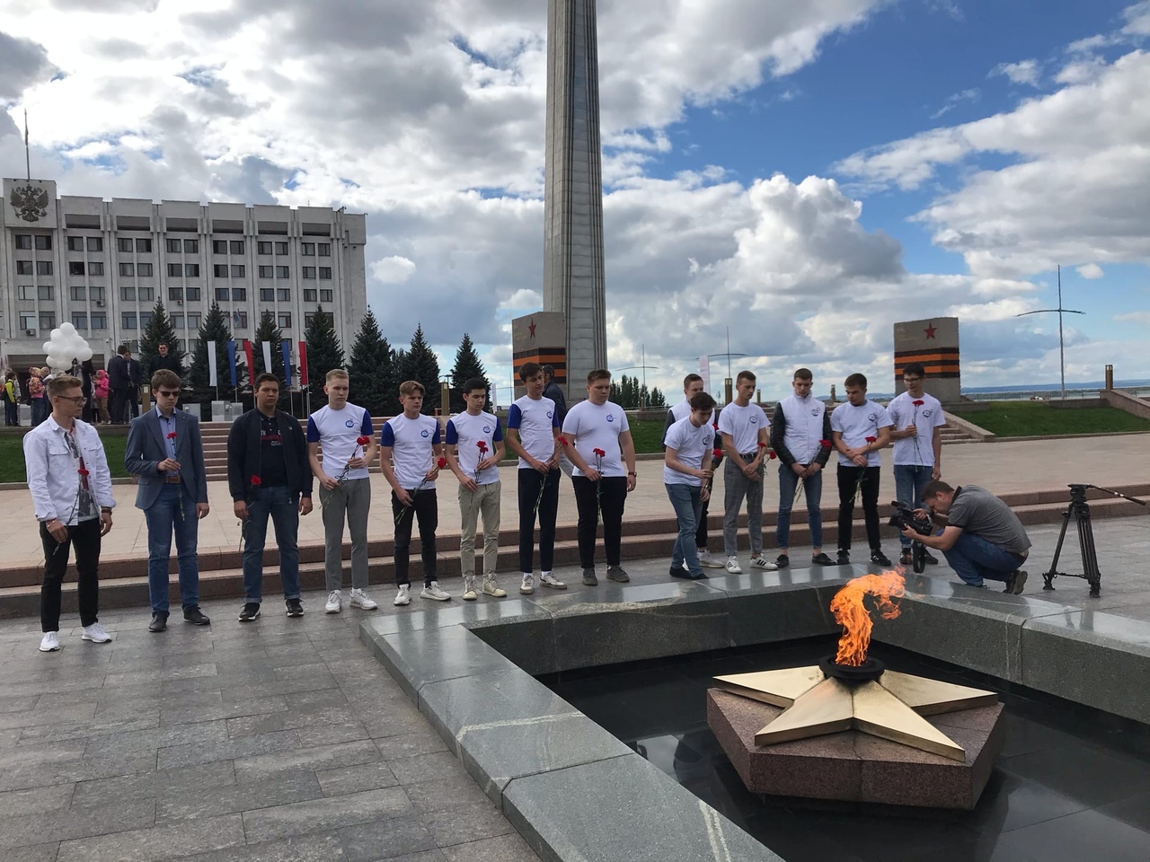 В День памяти жертв фашизма члены Самарского регионального отделения ООО "Союз машиностроителей России" возложили цветы к Вечному огню