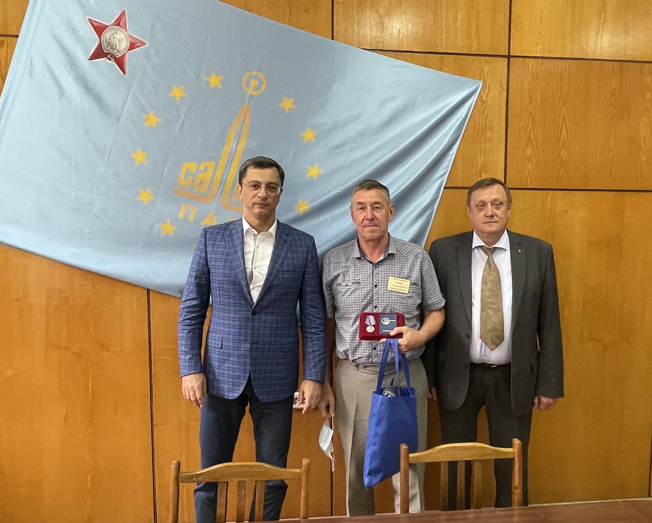 Владимир Гутенев посетил АО «Салют»