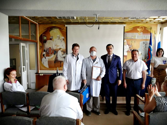 Депутат Госдумы Гутенев передал медицинское оборудование в роддом Сызрани  